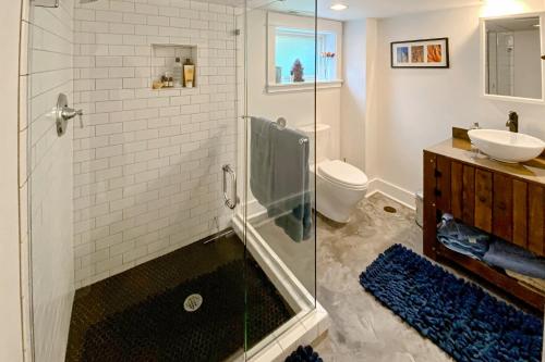 西雅图West Woodland Wonder的带淋浴、卫生间和盥洗盆的浴室