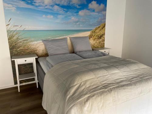 洛肯Kallehavegaard Badehotel的一间卧室配有一张床,享有海景