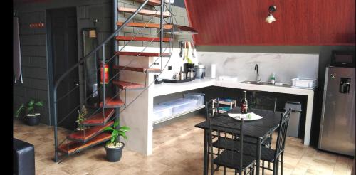 比加瓜Yarumo Lodge, Río Celeste Black Chalets的厨房里设有桌子和梯子