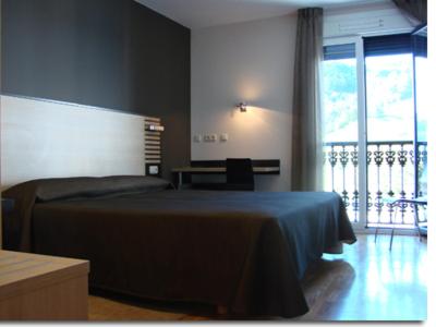 Zaldivia泽拉餐厅酒店的一间卧室设有一张床和一个大窗户