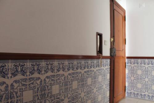 FontainhasGG Massama的一间拥有蓝色和白色瓷砖墙壁的客房