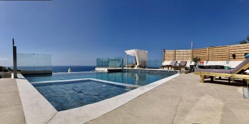 依拉佩特拉Zax sea view villas的一座大楼顶部的游泳池