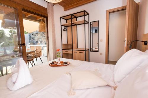 AnópolisSweet memories in amazing Villa Eualia w pool的卧室配有一张白色的床,上面放着一盘食物