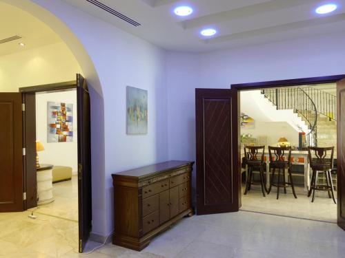 迪拜Villa Room #6 in Umm Al Sheif的一间设有木制梳妆台和用餐室的房间