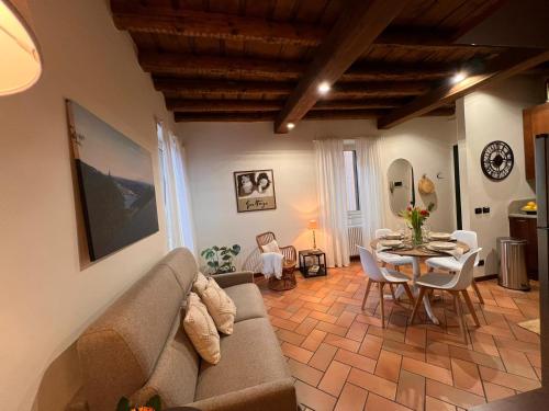 切尔诺比奥CASA DI MILO的客厅配有沙发和桌子