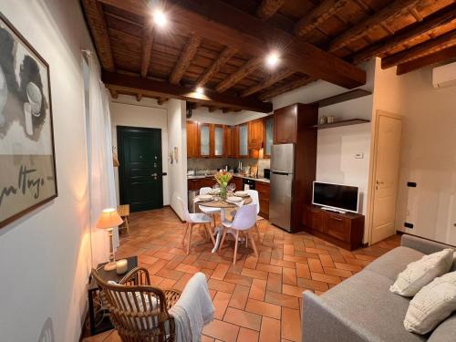 切尔诺比奥CASA DI MILO的厨房以及带桌椅的起居室。