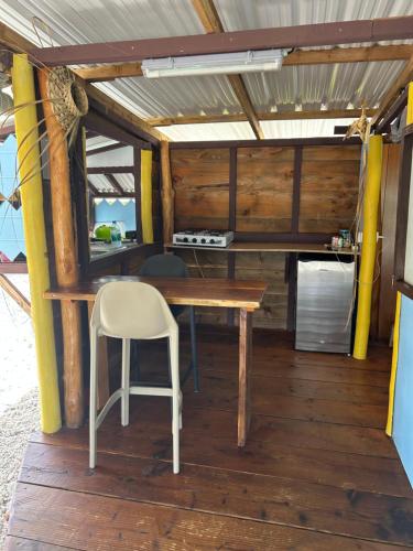 TiputaRangiroa Bliss的木桌和椅子
