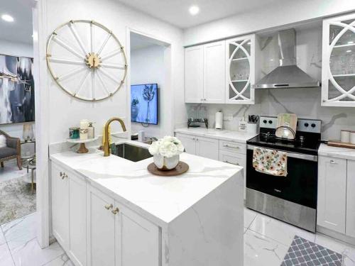 米西索加Luxury Home in Toronto (Mississauga)的白色的厨房设有水槽和炉灶。