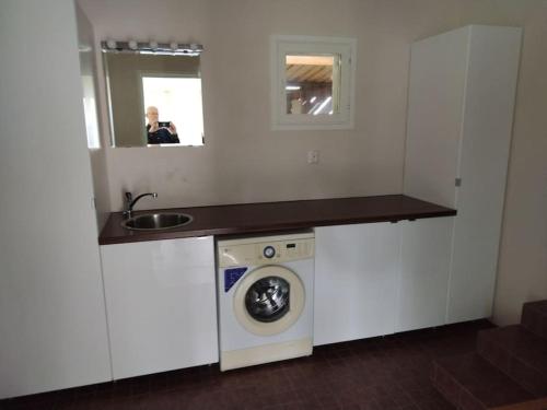 锡林耶尔维Talo 140 m2的厨房配有洗衣机和水槽