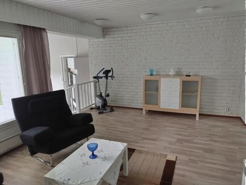 锡林耶尔维Talo 140 m2的客厅配有黑椅子和桌子
