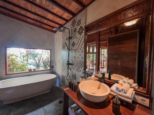 乌布Berlima Wooden Lodge by Pramana Villas的带浴缸、水槽和浴缸的浴室