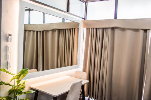 MidsayapBlue Palm Mountain Resort的配有窗帘、桌子和镜子的房间