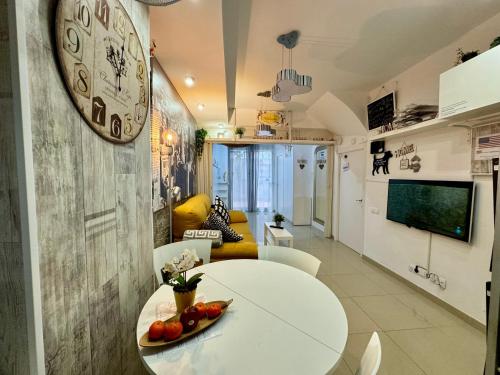 巴达洛纳BADAROSA House10min to BARCELONA City&NearTo BEACH的客厅配有桌子和墙上的时钟