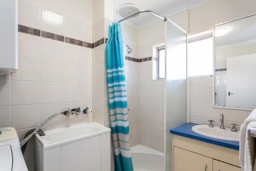 伦诺克斯角Apartment 7T的一间带水槽和淋浴的浴室