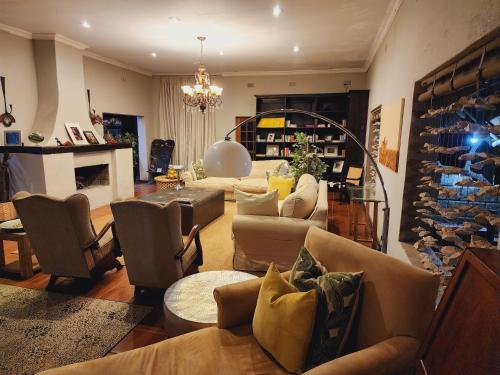 Karongwe Game ReserveKarongwe Portfolio- Shiduli Private Game Lodge的带沙发和壁炉的大型客厅