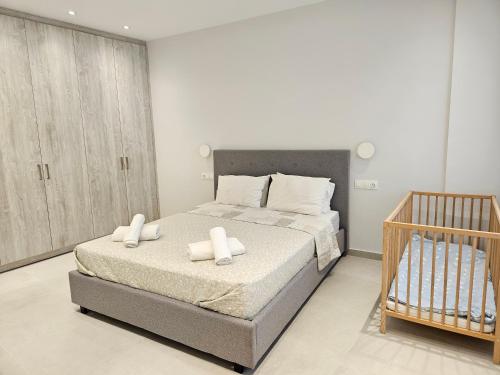 阿普索斯NAVSIKA LUXURY APARTMENT的一间卧室配有带2条白色毛巾的床
