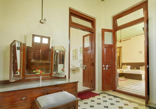 LāejaVijay Vilas Heritage Resort的一间带大镜子和盥洗盆的浴室