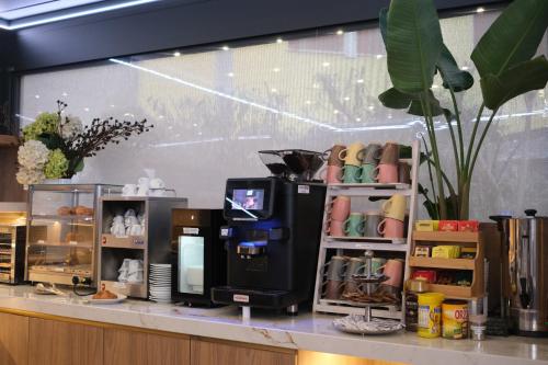 米兰伯尔扎诺酒店的柜台上的咖啡店,配有咖啡机