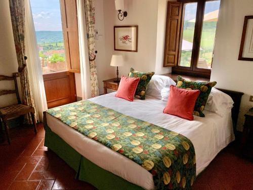 基安蒂盖奥勒卡潘尼尔葡萄酒度假酒店的一间卧室设有一张大床和大窗户