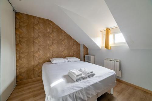 欧塞尔Home - Yver - Séjour à Auxerre的一间卧室配有带3条毛巾的床