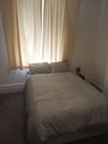 伯恩利Double-bed (E1) close to Burnley city centre的卧室内的一张床位,带窗户