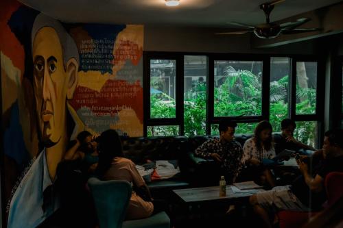 曼谷科隆谭的一群人坐在餐馆里