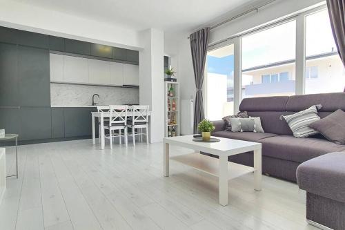 Popeşti-Leordeni100 sqm flat -Netflix/Coffee/Garage/2xBath/2xTV的客厅配有沙发和桌子