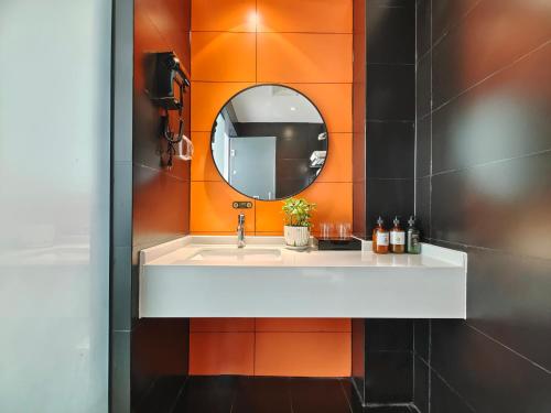 简阳南贰·街里酒店(成都天府国际机场店)的一间带水槽和镜子的浴室