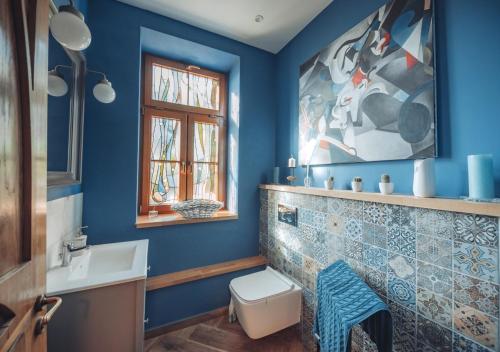 ŁęzyceChata w Stołowych的蓝色的浴室设有卫生间和水槽