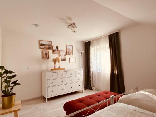 TiefenbachFerienwohnung Angelina的一间卧室配有一张床、一个梳妆台和一扇窗户。