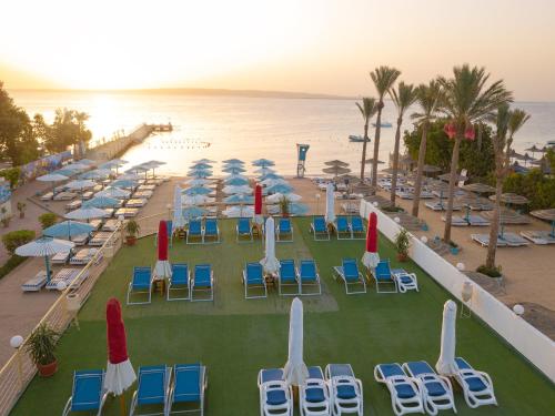 赫尔格达MinaMark Beach Resort for Families and Couples Only的享有海滩的空中景致,配有椅子和遮阳伞