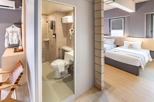 雪邦BRIX KLIA By Pinetree的一间酒店客房 - 带一张床和一间浴室