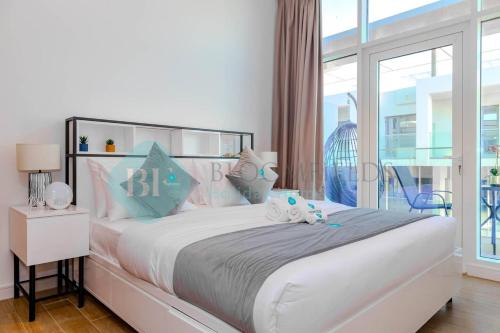 Al QurayyahDeluxe 1bedroom In Oasis的卧室配有带枕头的大型白色床