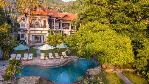 艾湄湾别墅天空舞者 - 巴厘岛酒店的享有带游泳池的度假村的空中景致