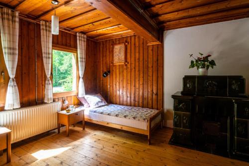 莫斯特拉纳Traditional homestead Guhar in Radovna的窗户前设有长凳的房间