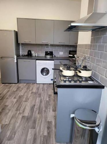 伯恩利Ensuite Double-bed L3 Burnley City Centre的厨房配有炉灶和带两个锅的台面