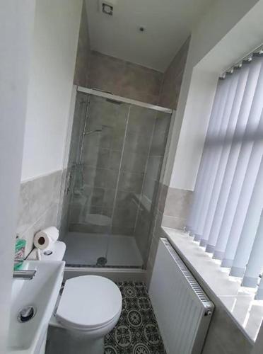 伯恩利Ensuite Double-bed L3 Burnley City Centre的浴室配有卫生间、淋浴和盥洗盆。