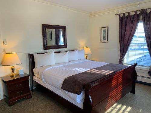 圣安德鲁斯Kennedy House的一间卧室配有一张大床,墙上设有一面镜子