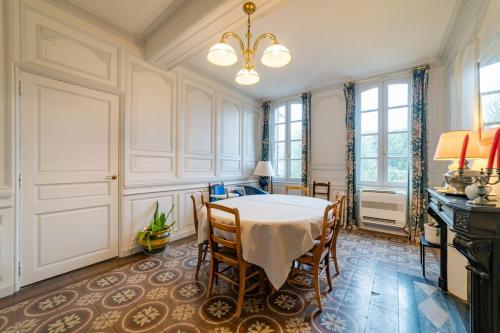 欧塞尔Home - Michelet - Séjour à Auxerre的一间带桌椅的用餐室
