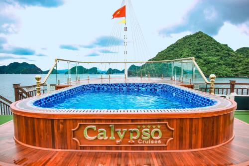 下龙湾Le Journey Calypso Pool Cruise Ha Long Bay的游轮甲板上的大型小型游泳池