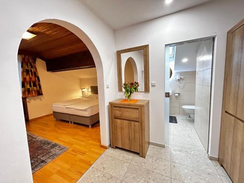 费尔德基兴斯匹斯酒店的一间卧室设有一张床和一间浴室。