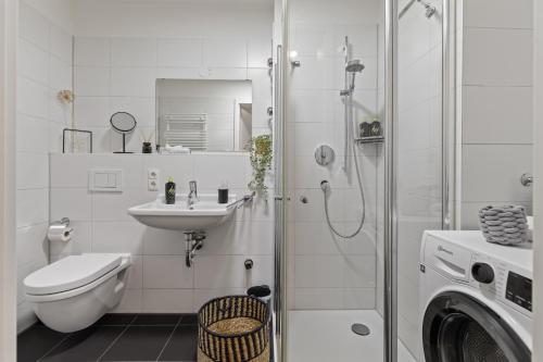 奥格斯堡ma suite - cozy apartment 2P - best location - private Parking的浴室配有卫生间水槽和淋浴。