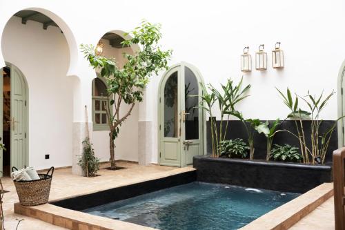 马拉喀什Riad Al Uzza的一座带游泳池的庭院