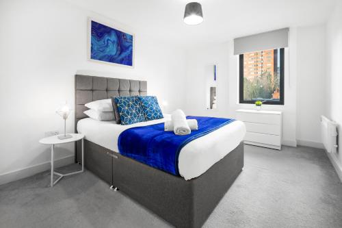 伯明翰Luxury Birmingham City Centre Apartment - Top Rated - 318H的一间卧室配有一张带蓝白色床单的大床