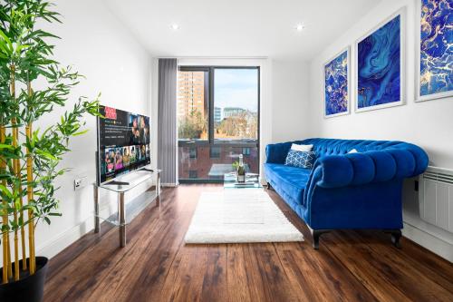 伯明翰Luxury Birmingham City Centre Apartment - Top Rated - 318H的客厅配有蓝色的沙发和电视