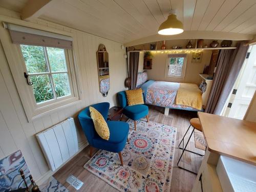 伍勒The Humble Hut的一间小房间,设有一间卧室和一张床