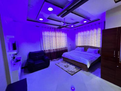 松盖阿Bwawani Gardens的紫色卧室配有一张床和一把椅子