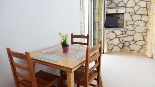 科帕罗Guest House Suga 1的一张带椅子的木桌和植物