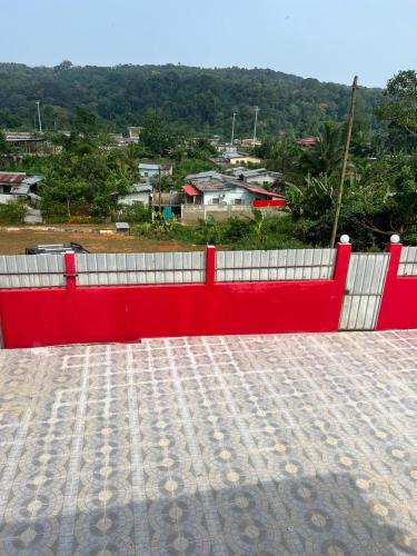 PrincipePensão Residencial Bom Desconto的山顶上的一个红白的围栏