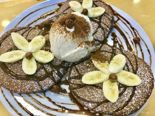 Nanuya LailaiGold Coast Inn - Adults Only的巧克力甜点,配香蕉和冰淇淋盘